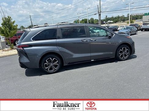 Used 2025 Toyota Sienna Platinum AWD/4WD image 8