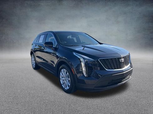 Used 2023 Cadillac XT4 Luxury w/ Cold Weather Package FWD image 2