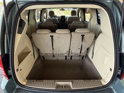 Used 2008 Chrysler Town & Country Touring FWD image 27