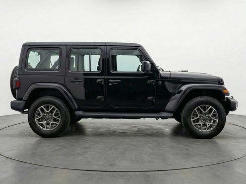 Used 2025 Jeep Wrangler Sahara image 11
