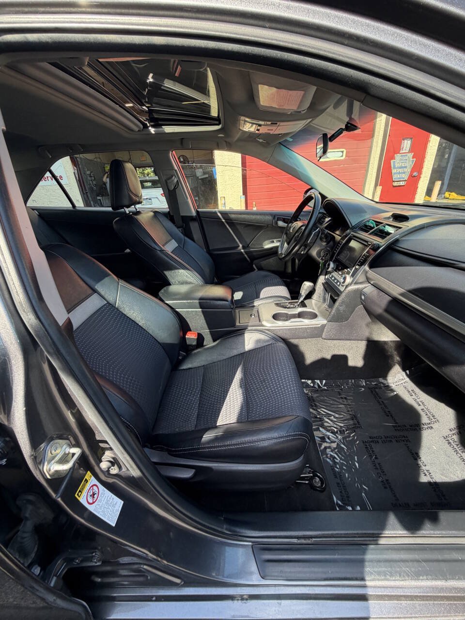 Used 2014 Toyota Camry SE w/ Moonroof Package FWD image 33