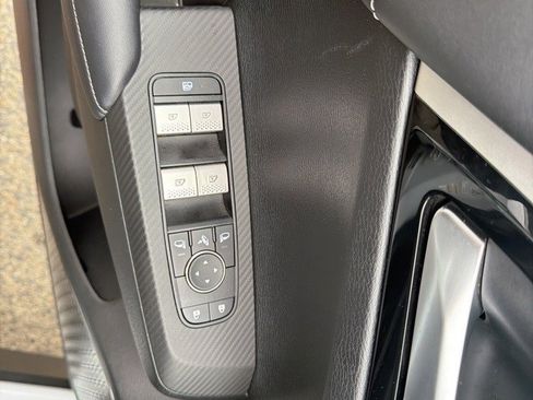 Used 2025 Mitsubishi Outlander SE image 13