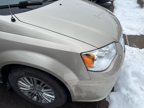 Used 2015 Chrysler Town & Country Touring-L w/ Driver Convenience Group image 2