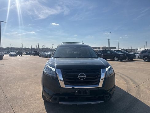 Used 2025 Nissan Pathfinder Platinum image 4