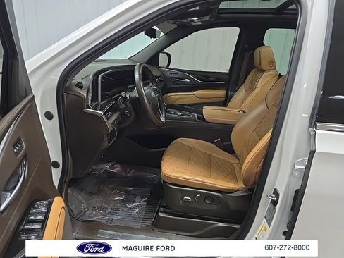 Used 2022 Cadillac Escalade ESV Premium Luxury image 33