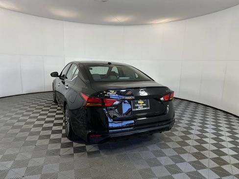 Used 2024 Nissan Altima 2.5 SV image 8