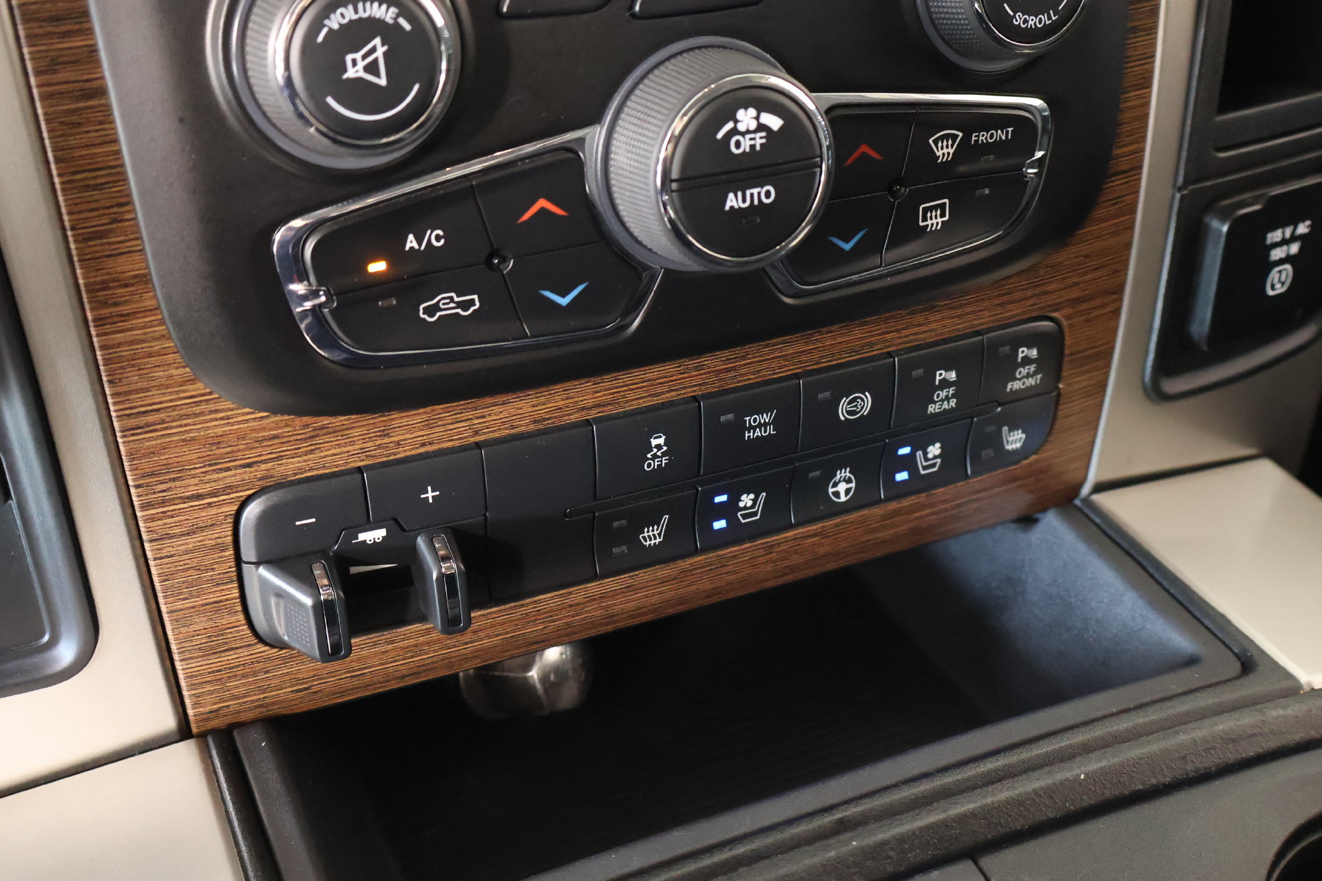 Used 2016 RAM 2500 Laramie w/ Sport Appearance Group AWD/4WD image 8
