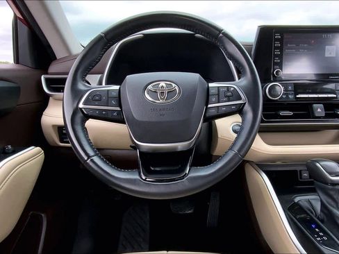 Used 2021 Toyota Highlander XLE FWD image 6