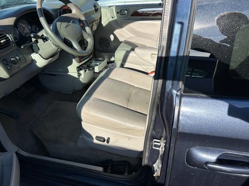 Used 2007 Chrysler Town & Country Limited w/ Trailer Tow Prep Group image 3