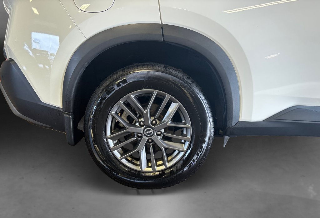 Used 2023 Nissan Rogue S AWD/4WD image 18