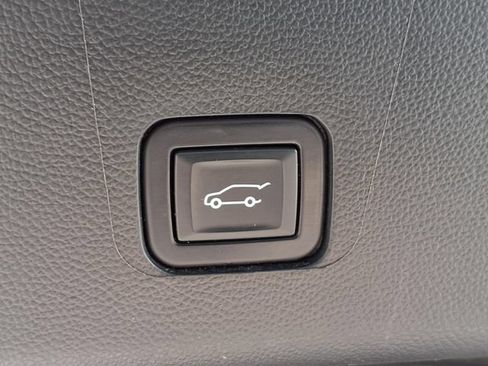 Used 2023 Chevrolet Traverse Premier FWD image 26