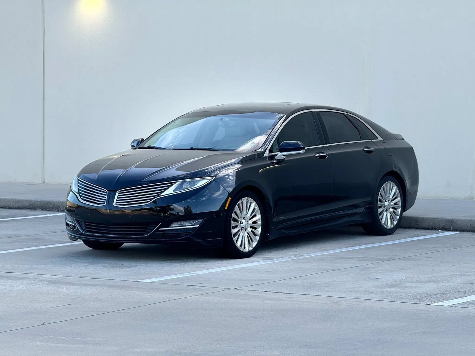 Used 2013 Lincoln MKZ FWD image 3