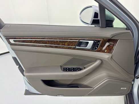 Used 2018 Porsche Panamera 4 image 44
