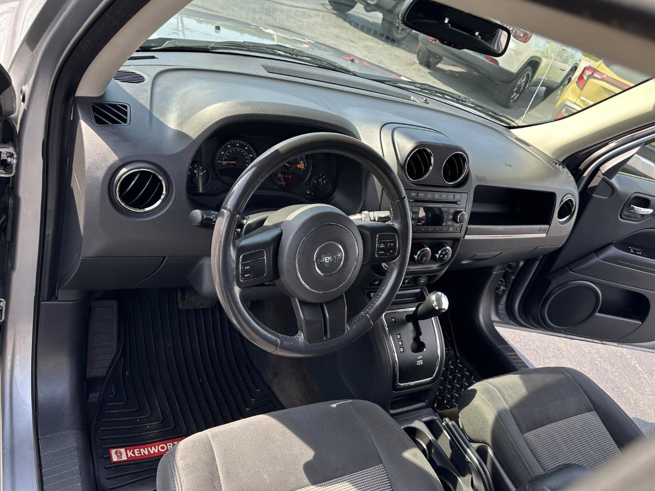 Used 2017 Jeep Patriot Latitude AWD/4WD image 24
