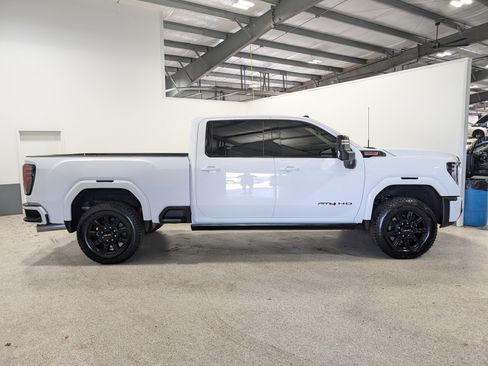 Used 2025 GMC Sierra 2500 AT4 w/ AT4 Premium Plus Package AWD/4WD image 2