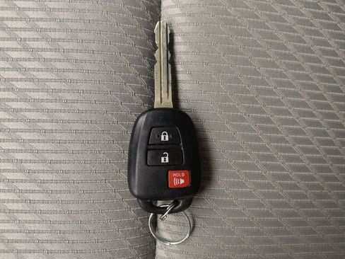 Used 2019 Toyota Highlander LE AWD/4WD image 32