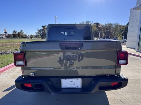 Used 2025 Jeep Gladiator Sport image 4