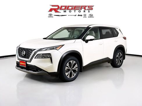Used 2021 Nissan Rogue SV image 3