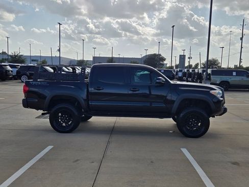 Used 2018 Toyota Tacoma TRD Off-Road RWD image 4