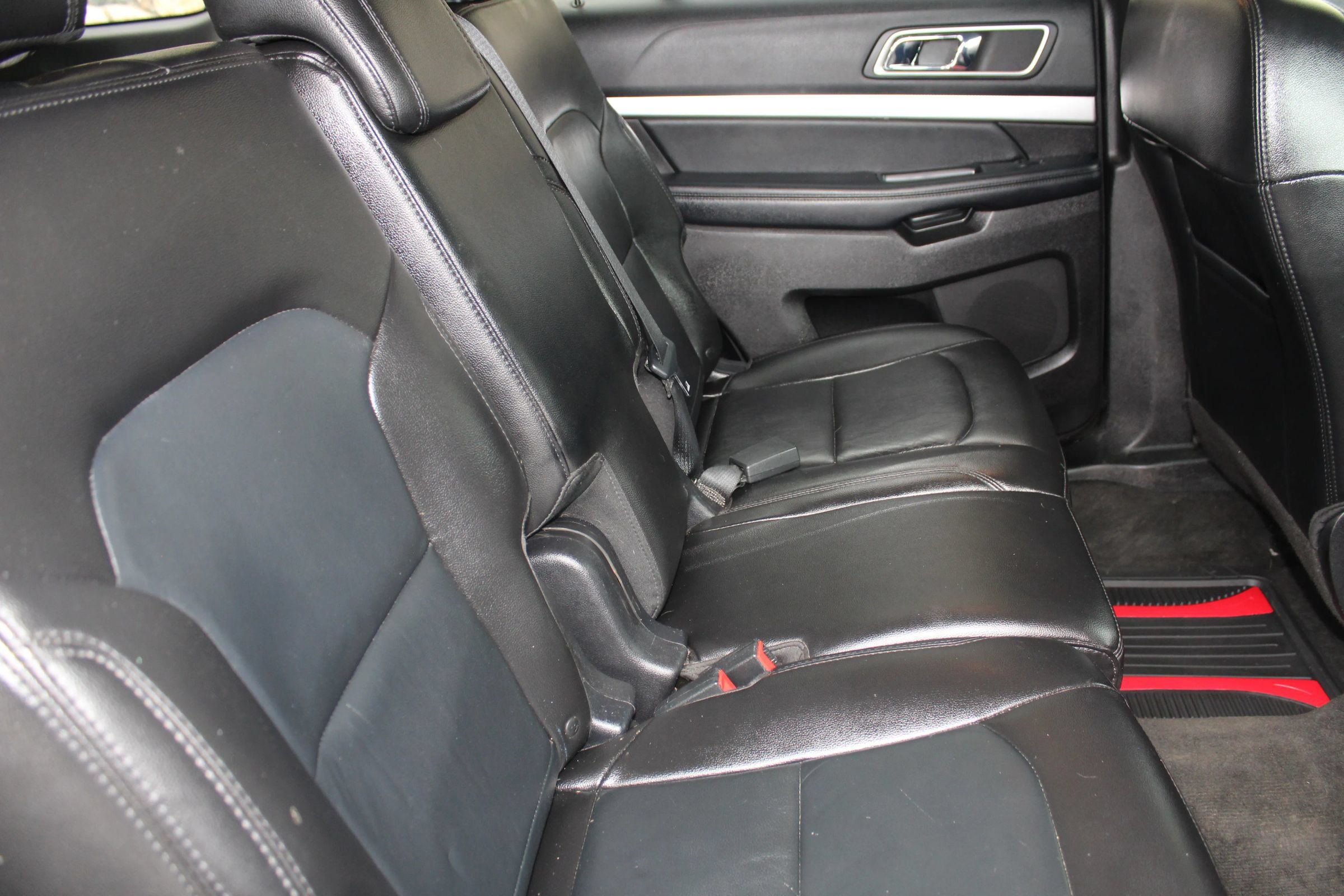 Used 2017 Ford Explorer XLT w/ Equipment Group 202A AWD/4WD image 16