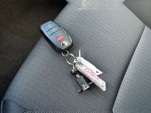 Used 2025 Toyota Prius LE image 18