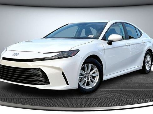 Used 2025 Toyota Camry LE image 3