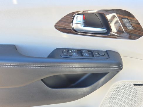 Used 2022 Chrysler Pacifica Limited w/ Uconnect Theater Family Group image 28