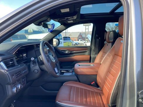 Used 2023 GMC Yukon Denali Ultimate AWD/4WD image 3