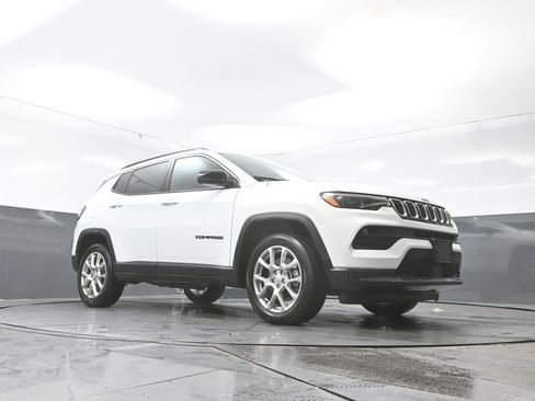 Used 2024 Jeep Compass Latitude w/ Sun and Sound Group image 26