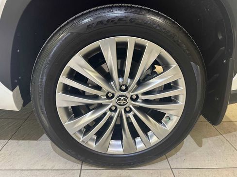 Certified 2025 Toyota Highlander Platinum image 8