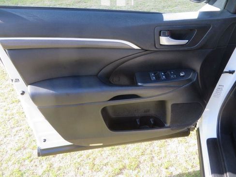 Used 2019 Toyota Highlander SE image 10