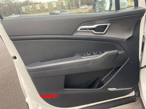 Used 2023 Kia Sportage LX image 11