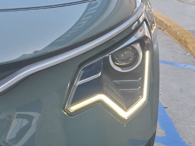 Used 2024 Kia Niro EX FWD image 9
