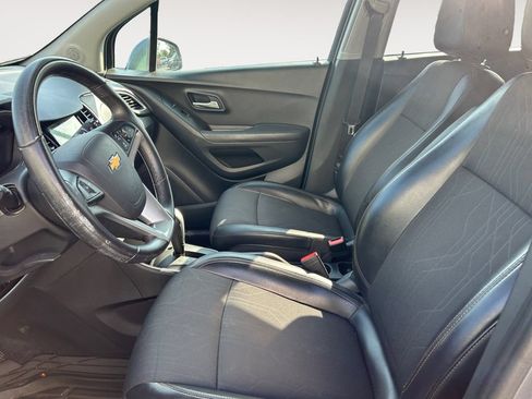 Used 2019 Chevrolet Trax LT w/ LT Convenience Package FWD image 9
