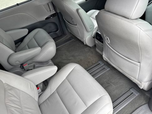 Used 2018 Toyota Sienna XLE w/ XLE Navigation Package FWD image 33