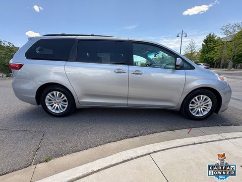 Used 2015 Toyota Sienna XLE w/ XLE Navigation Package FWD image 11