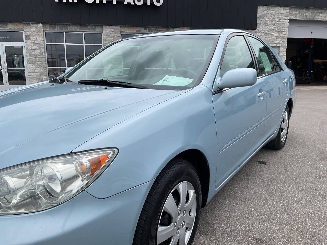 Used 2005 Toyota Camry FWD image 2