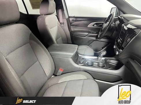Used 2022 Chevrolet Traverse LT FWD image 17