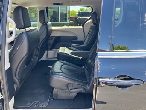 Used 2024 Chrysler Pacifica Touring-L FWD image 27