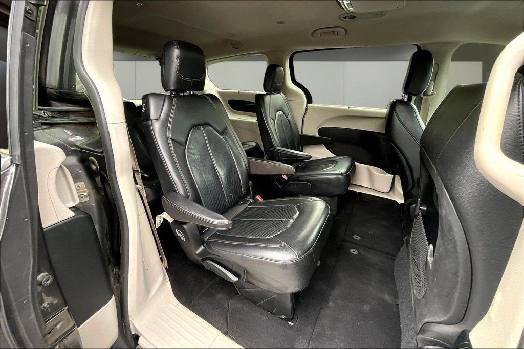 Used 2018 Chrysler Pacifica Touring-L w/ Tire & Wheel Group FWD image 25