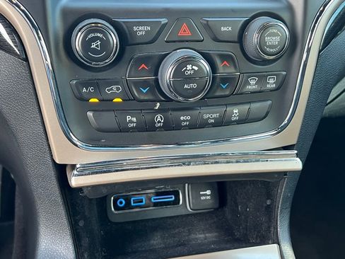 Used 2016 Jeep Grand Cherokee Laredo 75th Anniversary image 31