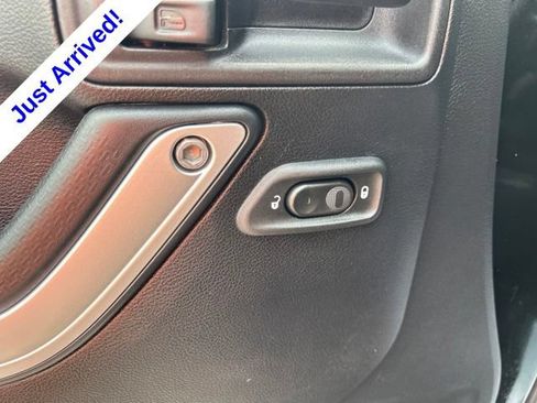 Used 2016 Jeep Wrangler Unlimited Rubicon w/ Connectivity Group AWD/4WD image 13