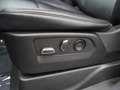 Used 2022 Cadillac Escalade Luxury AWD/4WD image 21