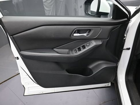 Used 2024 Nissan Rogue SV AWD/4WD image 16