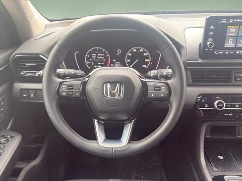 Used 2025 Honda Pilot EX-L image 9