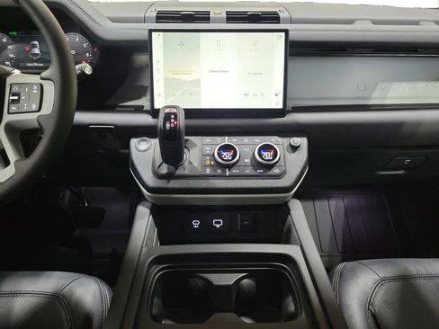 Used 2024 Land Rover Defender 110 SE image 27