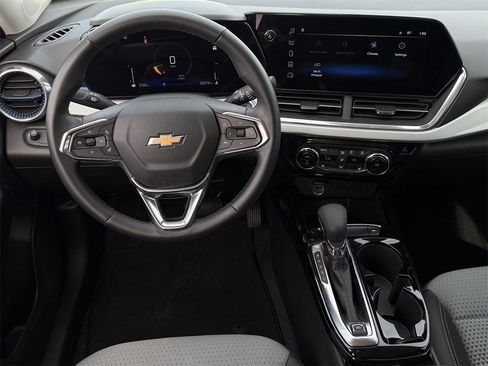 Used 2025 Chevrolet Trax LT w/ LT Convenience Package image 12