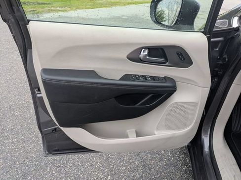 Used 2023 Chrysler Pacifica Touring-L FWD image 12