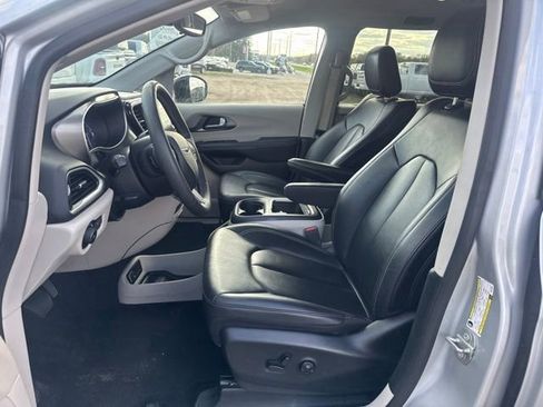 Used 2024 Chrysler Pacifica Touring-L FWD image 12