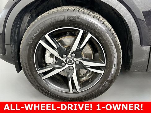 Used 2025 Volvo XC40 B5 Core image 9